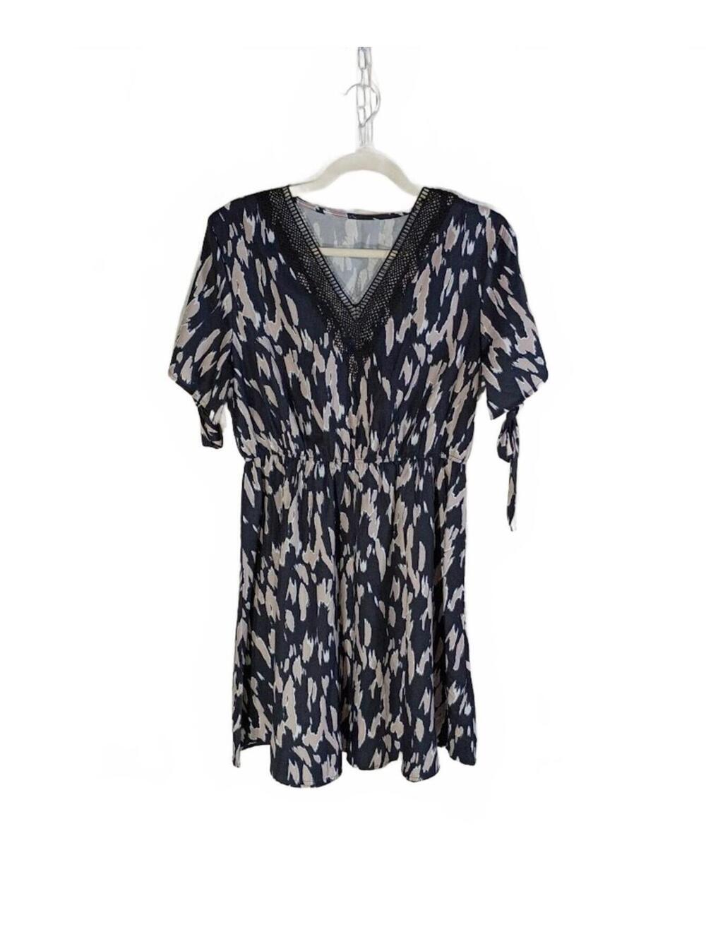 Cupshe Black and Beige Patterned Dress with Lace V-Neck Detail Size M